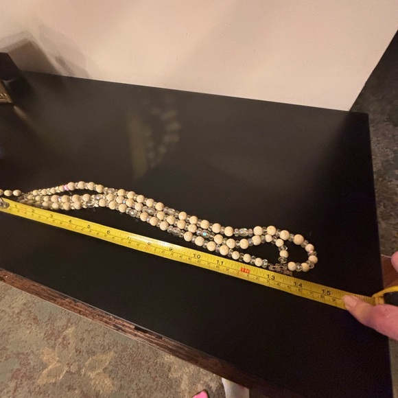 Hattie Carnegie signed Elegant Cream Beaded Necklace with clear crystals - Picture 3 of 9
